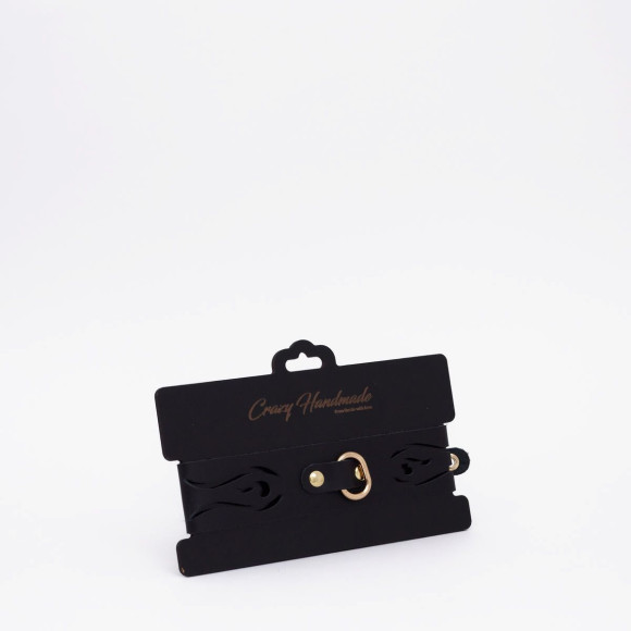 Черный кожаный ошейник с золотистой фурнитурой