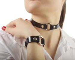 Черный лаковый чокер с металлическим колечком Черный лаковый чокер с металлическим колечком