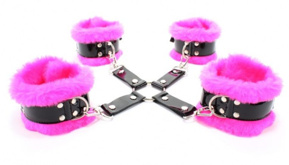 Черно-розовая крестообразная меховая фиксация для рук и ног Черно-розовая крестообразная меховая фиксация для рук и ног