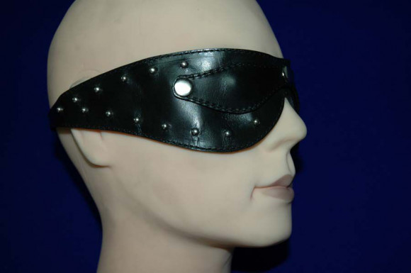 Чёрная маска на глаза Zorro с клёпками и съемными шорами Чёрная маска на глаза Zorro с клёпками и съемными шорами