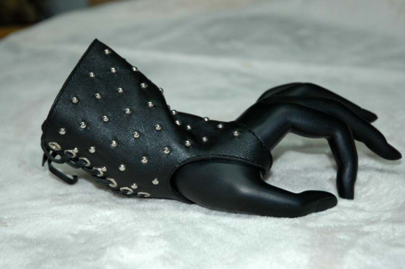 Чёрная проклёпанная защита для запястья Чёрная проклёпанная защита для запястья