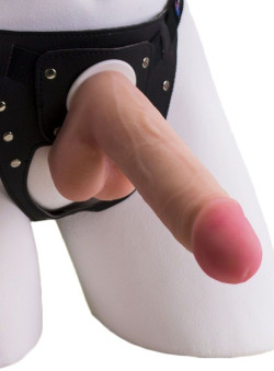 Страпон в подарочной упаковке: трусики с плугом и фаллоимитатор-насадка - 16 см. Страпон в подарочной упаковке: трусики с плугом и фаллоимитатор-насадка - 16 см.