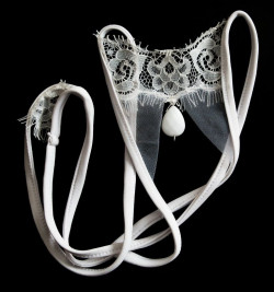 Открытые кружевные трусики Goccia с крупной бусиной Открытые кружевные трусики Goccia с крупной бусиной