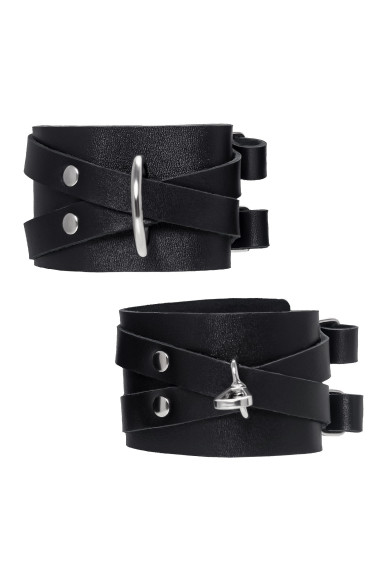 Черные кожаные оковы с двумя перекрёстными ремешками