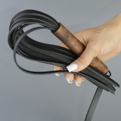 Черная кожаная плеть с деревянной рукоятью - 44 см. Черная кожаная плеть с деревянной рукоятью - 44 см.