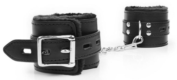 Черные оковы на металлических карабинах Черные оковы на металлических карабинах